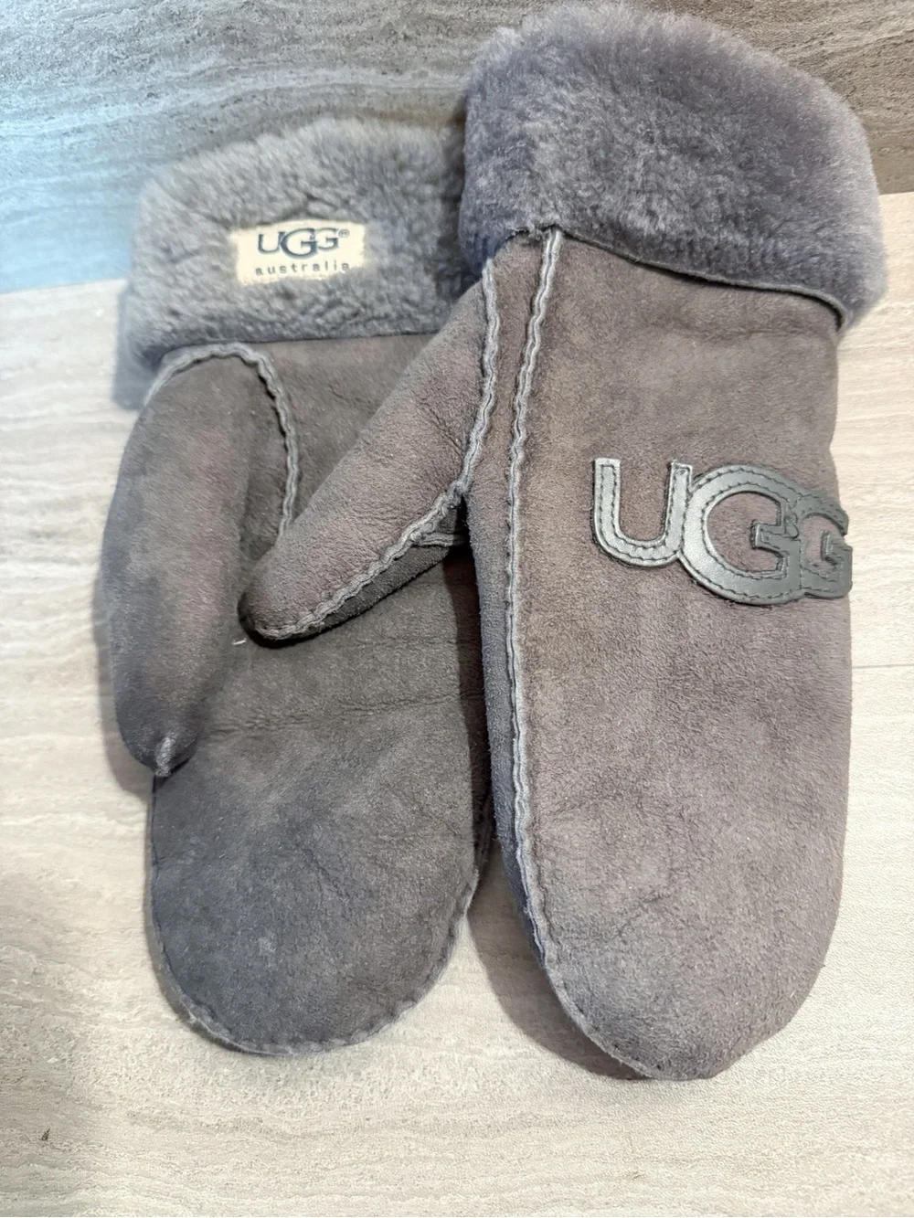 UGG suede mittens Spellout Grey Sherpa Lined